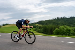 Bergab zieht das BMC souverän seine Spur und vermittelt viel Vertrauen.