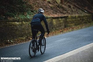 Die Jacke rutscht nicht hoch und sitzt auch gebeugt sehr gut.