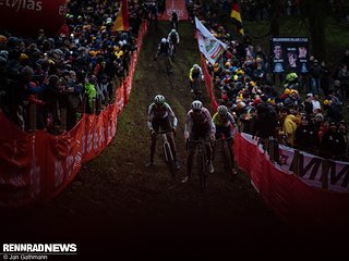 Der Schräghang auf der Wiese ist die ikonische Stelle auf im Cyclocross Weltcup in Namur.