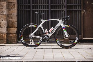 Das Colnago Y1Rs ist das ausgewiesene Aero-Rennrad von Pogacar. Das Colnago Y1Rs ist das ausgewiesene Aero-Rennrad von Pogacar.
