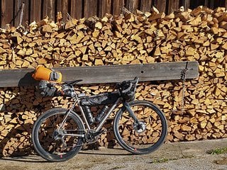 Jonas Deichmann fährt ein Titan Allroad-Bike von Curve Cycles aus Australien