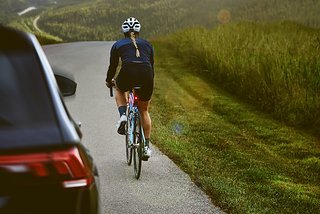 Überholende Autos sind beim Rennradfahren oft ein Sicherheitsrisiko