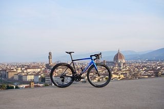 Über den Dächern von Florenz: Das Colnago Fleur-de-Lys basiert auf dem C68 und wird auf 111 Exemplare limitiert zur Tour de France aufgelegt.