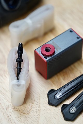 Eine spezielle Verbindung zwischen Alu-Ventil und TPU Schlauch soll das Ganze stabil und wärmeresistent machen.