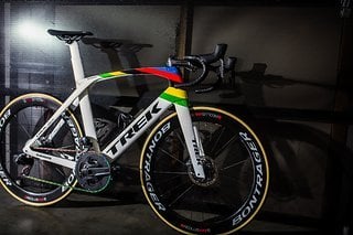 Das Arbeitsgerät: ein Trek Madone SLR 9 Disc eTap AXS im Weltmeister-Design