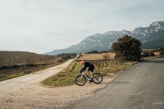 Auf dem Gravel ist man mit dem Denna mehr zuhause als auf der Straße.