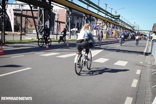 Große Teststrecken off- und onroad im Freien bieten Probefahrtmöglichkeiten zuhauf