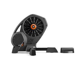 Der Zwift Cog wird auf dem Freilauf-Interface des Indoor-Trainers montiert und erlaubt in Kombination mit dem Zwift Click und dem neuen Firmware ein virtuelles Schalten. Der Zwift Cog wird auf dem Freilauf-Interface des Indoor-Trainers montiert und erlaubt in Kombination mit dem Zwift Click und dem neuen Firmware ein virtuelles Schalten.