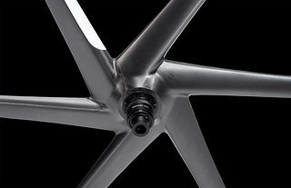 Das charakteristische 6-Speichen-Design wurde beibehalten, wobei das Gewicht reduziert worden sein soll  – 1.344 g bringt bringt der neue Laufradsatz im Schnitt auf die Waage.