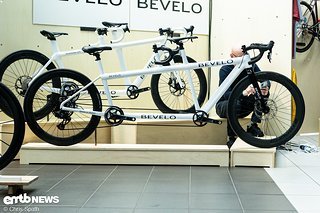 Leichtes Tandem mit 11 kg gefällig? Das Bevelo soll das Tandem in die moderne holen – zumindest im Dropbar-Bereich. Leichtes Tandem mit 11 kg gefällig? Das Bevelo soll das Tandem in die moderne holen – zumindest im Dropbar-Bereich.