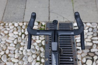 Schmale Lenker zahlen ebenfalls auf das Aero-Konto ein. Schmale Lenker zahlen ebenfalls auf das Aero-Konto ein.