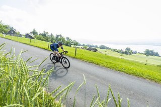 Abfahrten machen wegen der irre stabilen Straßenlage aber wiligen Lenkung genauso viel Freude wie ohne Motor