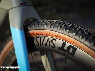 Die Reifen-Felge-Kombi am BMC Urs ist optimal für den Einsatz offroad und tubeless – aber die DT Swiss Carbon-Laufräder haben natürlich ihren Preis