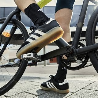 Der Adidas Velosamba kommt auch in klassischem Schwarz mit weißen Streifen