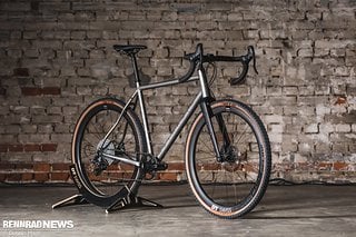 Edel in Titan: Das Veloheld IconX ist puristisch und zeitlos schön. Als Komplettbike ist es ab knapp 4.500 € erhältlich.