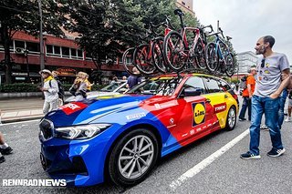 LIDL-Farben bis zum Abwinken! Auch die Teamfahrzeuge wurden komplett neu foliert.