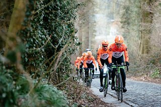 Team Education First - Drapac beim Training auf Kopfsteinpflaster