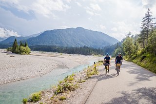 Die Isar führt den schönsten Schotter. Bei Sonnenschein radeln wir entspannt rasant flussabwärts.