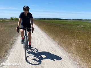 Auf glatten Wegen wie diesem braucht es noch nicht unbedingt ein Gravel Bike