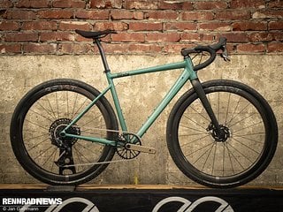 8bar Bikes aus Berlin hatte nicht nur eine neue Lackierung für sein vielseitiges Gravel Bike „Mitte“ – hier aus Alu – zu bieten