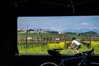 Pünktlich um 08:00 Uhr erfolgt der Start vor schönstem Panorama.