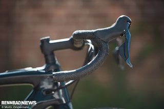 Die lange Unterlenker-Rückbiegung macht schnelles Fahren bequemer.