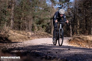 Am breiten Lenker kommt man trotz kurzem Vorbau auch recht tief für schnelleres Graveln. Am breiten Lenker kommt man trotz kurzem Vorbau auch recht tief für schnelleres Graveln.