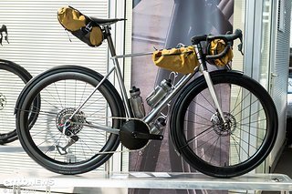 Aus der Bespoked und der Kundennachfrage ist dieses schicke Allroad-Rennrad entstanden. Aus der Bespoked und der Kundennachfrage ist dieses schicke Allroad-Rennrad entstanden.