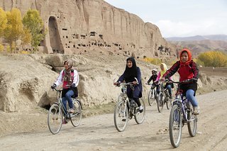 Einen Sattel zwischen den Beinen - ein Tabu für Frauen in Afghanistan.