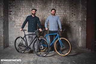 Zwei Charaktere in Stahl: Velohelden mit dem Rennrad Icon Disc und dem vielseitigen Gravelbike IconX