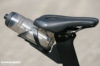 Eine runde Flasche direkt hinter dem Sattel beeinflusst die Aerodynamik erwiesenermaßen kaum