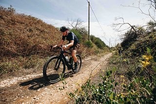 Je rauer die Gravel Piste, desto mehr kommen die Vorteile des Creo SL2 gegenüber anderen E-Gravel Bikes zum Tragen.