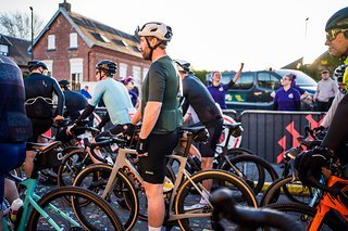 Das bin ich und in wenigen Sekunden geht meine Paris Roubaix-Challenge 2025 los Das bin ich und in wenigen Sekunden geht meine Paris Roubaix-Challenge 2025 los