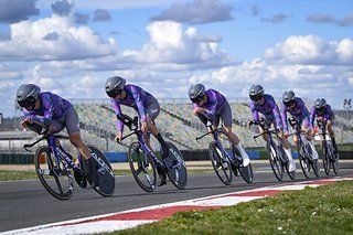 Der Giant Rivet Mips ist speziell für Zeitfahren und Triathlon zusammen mit Profi-Sportlern entwickelt worden. Der Giant Rivet Mips ist speziell für Zeitfahren und Triathlon zusammen mit Profi-Sportlern entwickelt worden.