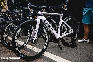 Canyon Aeroad CFR von Enric Mas in Custom-Lackierung. Canyon Aeroad CFR von Enric Mas in Custom-Lackierung.