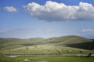 Das langgezogene Feld auf der Hochebene im Appenin