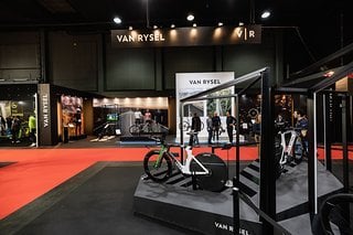 Das Zeitfahrrad war sehr zentral auf dem Messestand platziert.