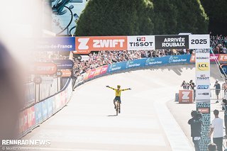 Der erste französische Elite-Sieg bei Paris Roubaix seit fast 30 Jahren: Pauline Ferrand-Prevot reißt die Arme in den Himmel! Der erste französische Elite-Sieg bei Paris Roubaix seit fast 30 Jahren: Pauline Ferrand-Prevot reißt die Arme in den Himmel!