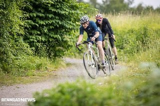 Auf Gravel helfen Seitenstollen in Kurvenlage