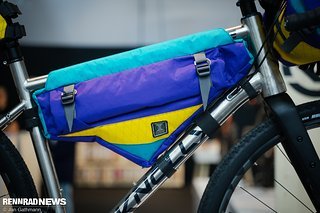 Die Bikepacking-Taschen von Esoteric Fabworks fielen uns wegen ihrer Farbgestaltung ins Auge