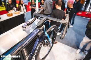 Das Carboncockpit sieht noch einmal flächiger aus als am RCR Race Team-Rennrad.