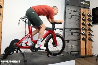 Um die Messungen bei realistischen Belastungen durchführen zu können, wird das Bike auf einen Smartrainer gestellt