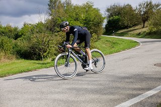 Bergab überzeugt das Wilier Filante SLR ID2 mit einem sehr stabilen Fahrverhalten Bergab überzeugt das Wilier Filante SLR ID2 mit einem sehr stabilen Fahrverhalten