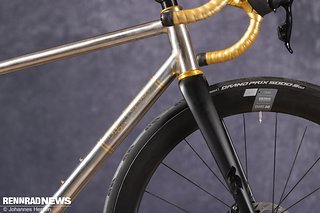 Die Columbus Gabel ermöglicht, dass die Leitungen komplett im 44er Steuerrohr verschwinden.