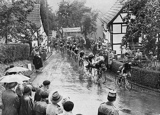 Das Peloton am steilsten Stück des Kurses in Balkhausen