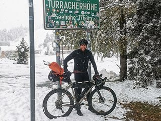 Inzwischen hat er die verschneiten Alpen überwunden und befindet sich auf dem Weg zur Schwimmetappe vor der Küste Kroatiens