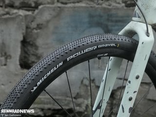 Der Michelin Power Gravel kostet derzeit zwischen 35 € und 45 € und ist damit einer der günstigen Reifen im Test