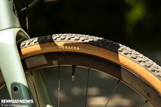 Bis zu 50 mm breite Reifen passen offiziell.