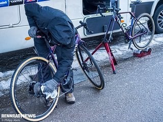 Zur Pflege des Antriebs nutzten die Mechaniker den gleichen Schmierstoff wie immer.