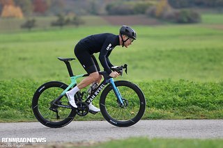 Bei harten Antritten wirkt der Rahmen extrem steif